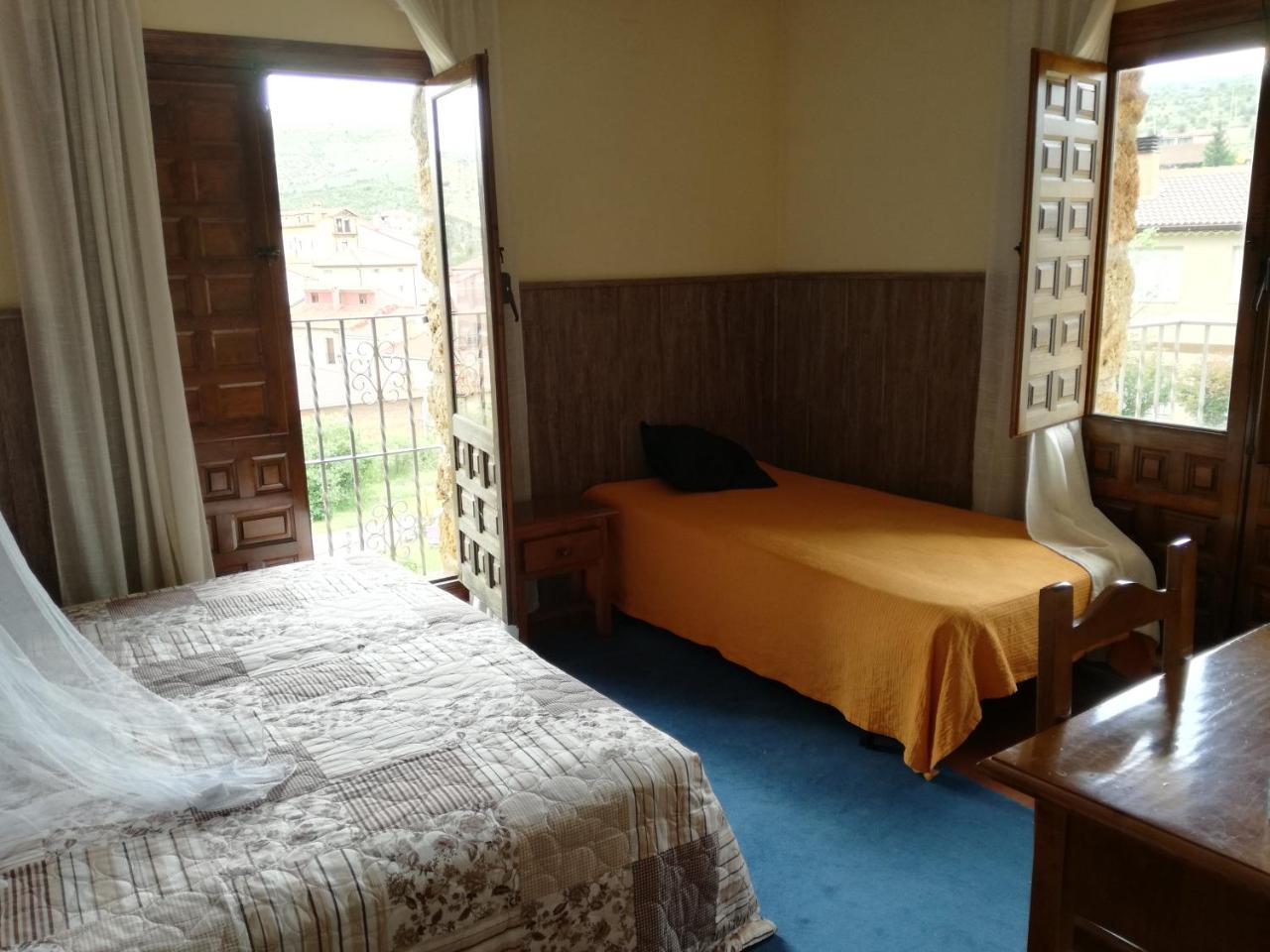 Hostal Del Tajo Peralejos de las Truchas Exterior foto